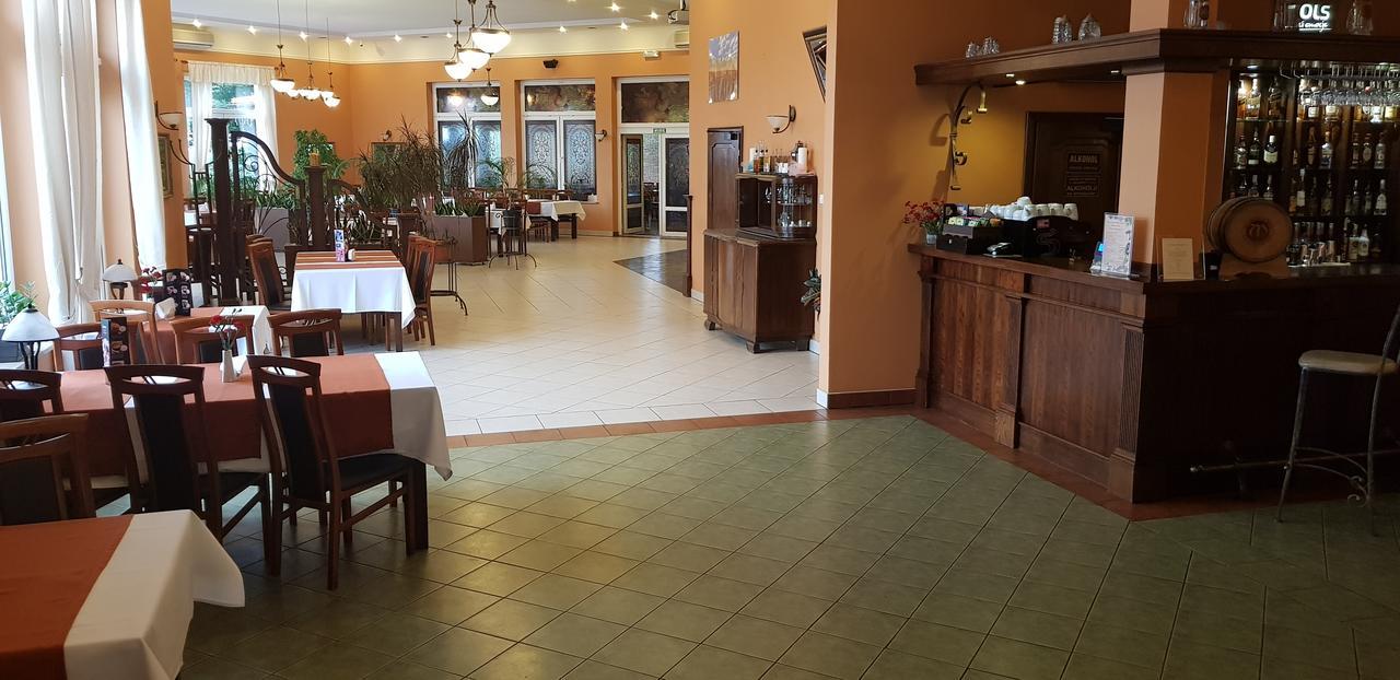 Hotel Metro Klodzko Ngoại thất bức ảnh