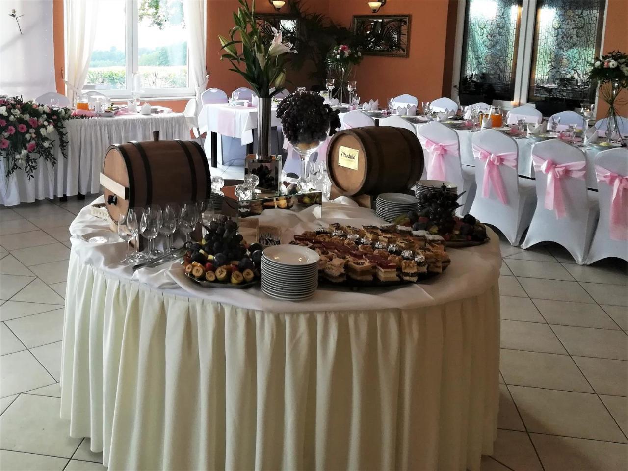 Hotel Metro Klodzko Ngoại thất bức ảnh